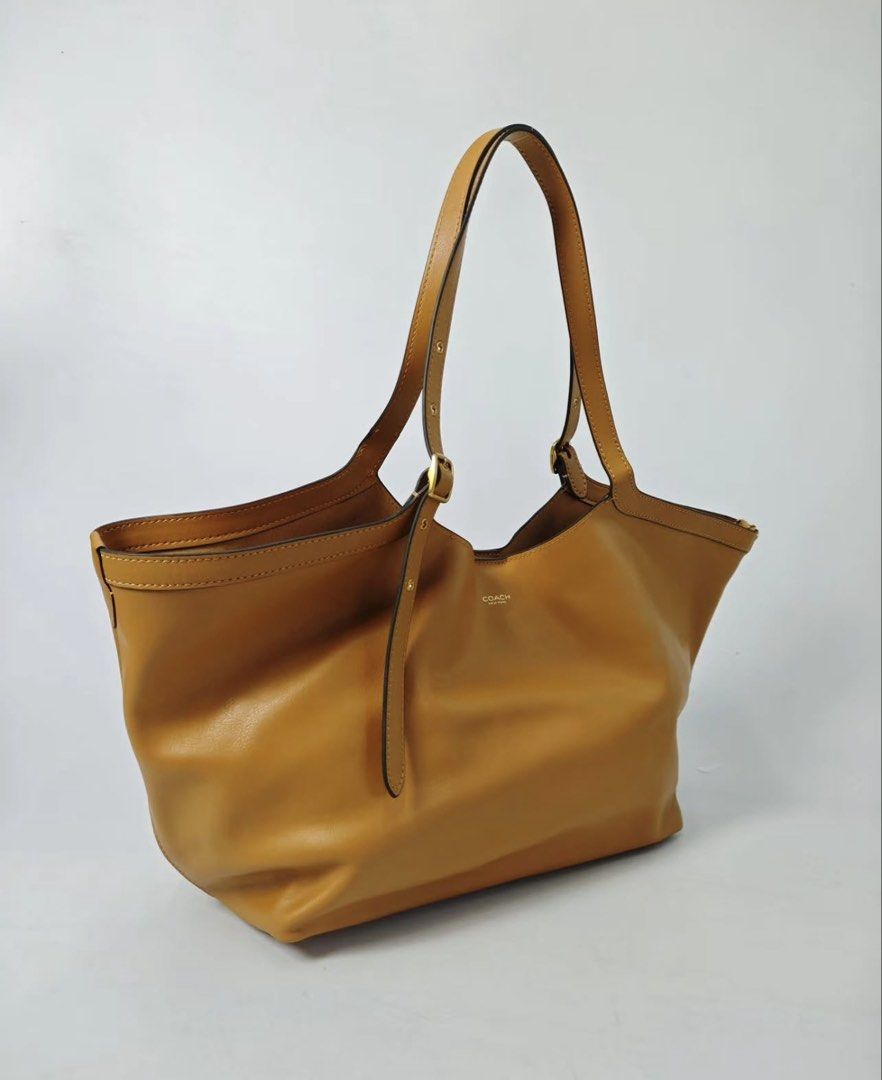 ❤️Coach Gramercy Leather Tote Bag (Category: Tote Bags) located in Quezon City. Submitted by asrcollections (Listing ID 1460371276, Image 2). Description: ❤️Coach Gramercy Leather Tote Bag ✅₱ 6500 📐23’ top w x 14’ base w x 11’h x 7’d inches Onhand and ready to ship/lalamove.