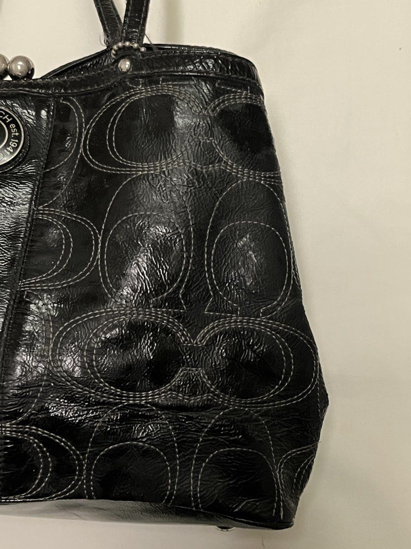 Coach Kiss Lock Patent Leather (Category: Tote Bags) located in Manila. Submitted by he4rtfilledwglitt3r (Listing ID 1460426466, Image 3). Description: 💌 OLD ACC WAS SUSPENDED (yna.declutter) 💌 heavily used (see pictures for issues) 💌 OG coach kiss lock 💌 negotiable 💌 can fit ipad 💌 payment first / gcash.