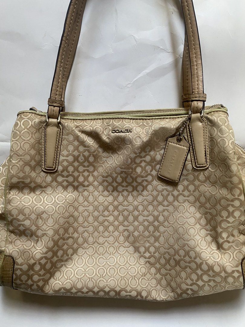 coach light pink bag (Category: Shoulder Bags) located in Iligan City. Submitted by idropvintagegems (Listing ID 1460372376, Image 2). Description: .