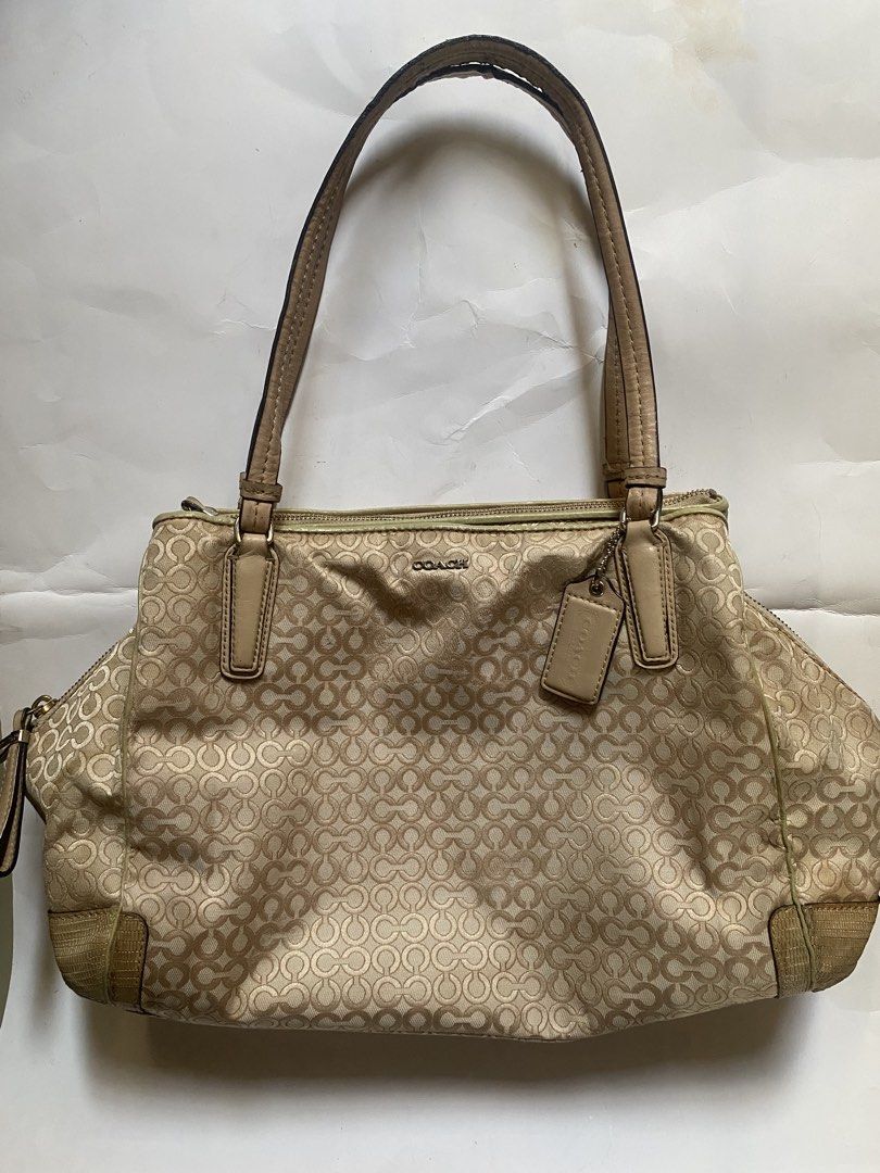 coach light pink bag (Category: Shoulder Bags) located in Iligan City. Submitted by idropvintagegems (Listing ID 1460372376, Image 1). Description: .