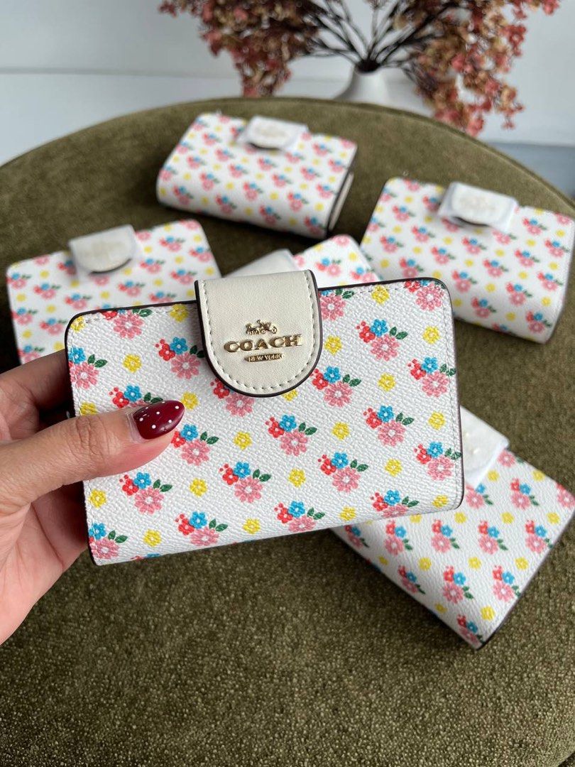 Coach Medium Corner Zip Wallet (Category: Wallets & Card holders) located in Binan City. Submitted by pinkykeenshop (Listing ID 1460374734, Image 1). Description: .