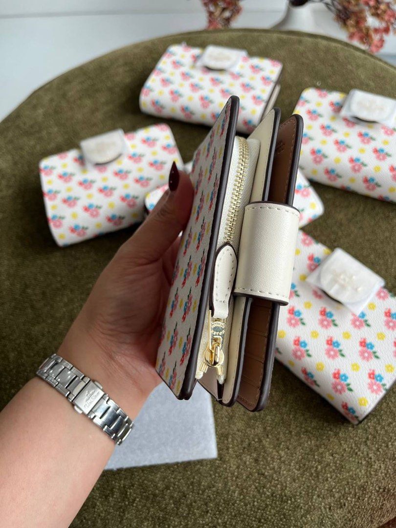 Coach Medium Corner Zip Wallet (Category: Wallets & Card holders) located in Binan City. Submitted by pinkykeenshop (Listing ID 1460374734, Image 3). Description: .