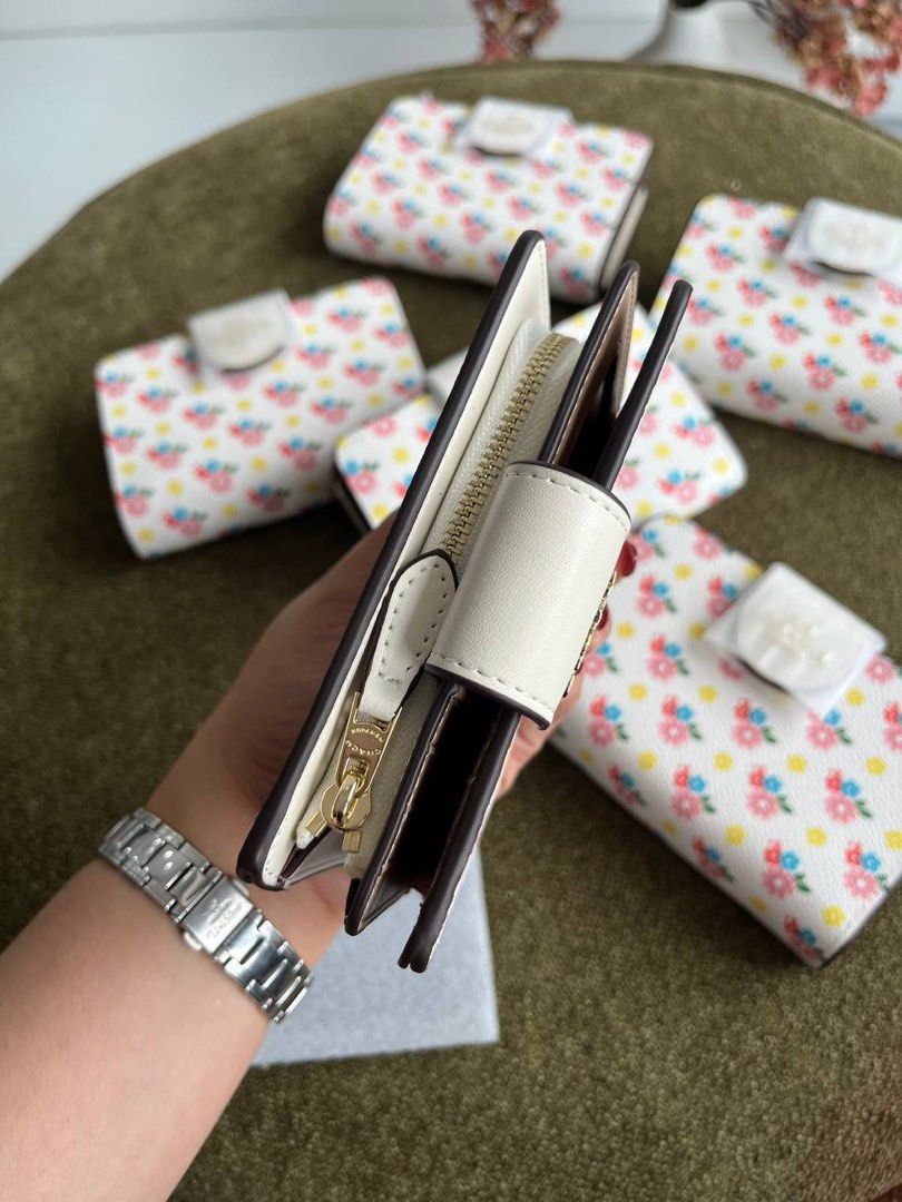 Coach Medium Corner Zip Wallet (Category: Wallets & Card holders) located in Binan City. Submitted by pinkykeenshop (Listing ID 1460374734, Image 2). Description: .