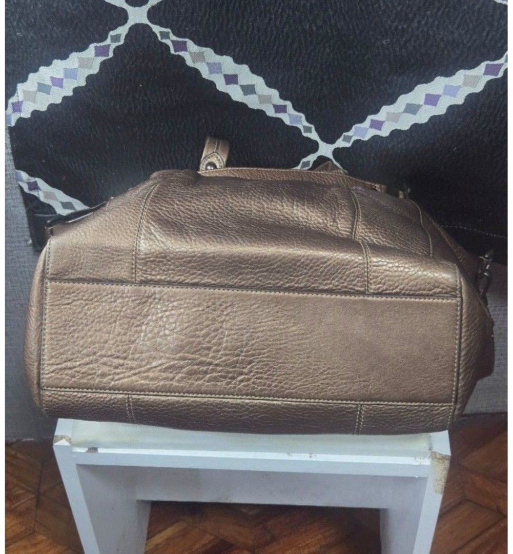 Coach Metallic Leather Satchel Bag (Category: Luxury Bags & Wallets) located in Quezon City. Submitted by affordabags_cd (Listing ID 1460423265, Image 3). Description: - Genuine bronze metallic leather Coach satchel - Secure top zip closure - Comfortable double handles - Versatile detachable crossbody strap included - Interior features a zippered pocket and slip pockets for organization - Made in China - Ideal everyday bag.