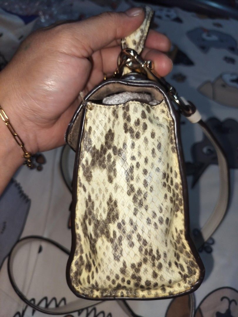 COACH PEPPER SATCHEL (Category: Luxury Bags & Wallets) located in Caloocan City. Submitted by jennielz (Listing ID 1460418286, Image 3). Description: COACH PEPPER SATCHEL -snakeskin pattern - gold hardwares - intact rubber linings -no crackings -with sling -needs cleaning -rubs on creed -made in china.