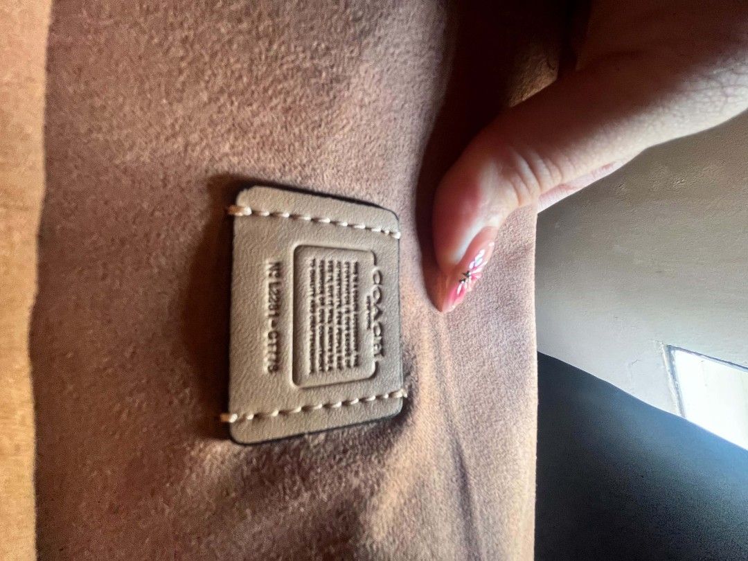 Coach Toni Bag: L2281-CT778 (Category: Purses & Pouches) located in Manila. Submitted by flockk (Listing ID 1460474573, Image 3). Description: .