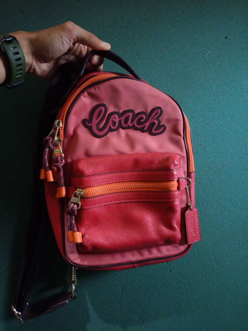 Coach vale preloved (Category: Sling Bags) located in Manila. Submitted by raymund2501 (Listing ID 1460381016, Image 1). Description: for sale 2k preloved excellent condition issue ung creed nabakbak common issue ng mga coach bags.
