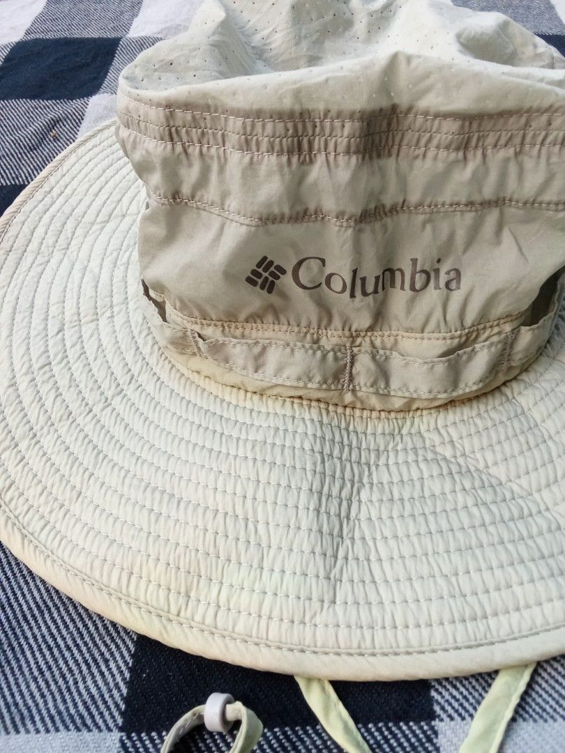 Columbia Bush Hat (Category: Caps & Hats) located in Polomolok. Submitted by timog_high_ice (Listing ID 1460411021, Image 2). Description: - Nylon - Easy to dry - Lightweight SOlid promise 🫶.