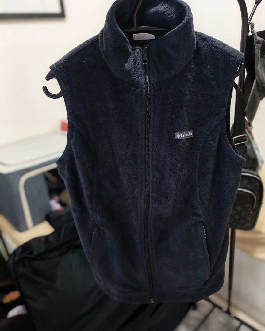 Columbia vest (Category: Coats, Jackets and Outerwear) located in Mandaluyong City. Submitted by fiercestorm.31 (Listing ID 1460335293, Image 1). Description: Columbia vest charcoal black color 20 w 25 l.