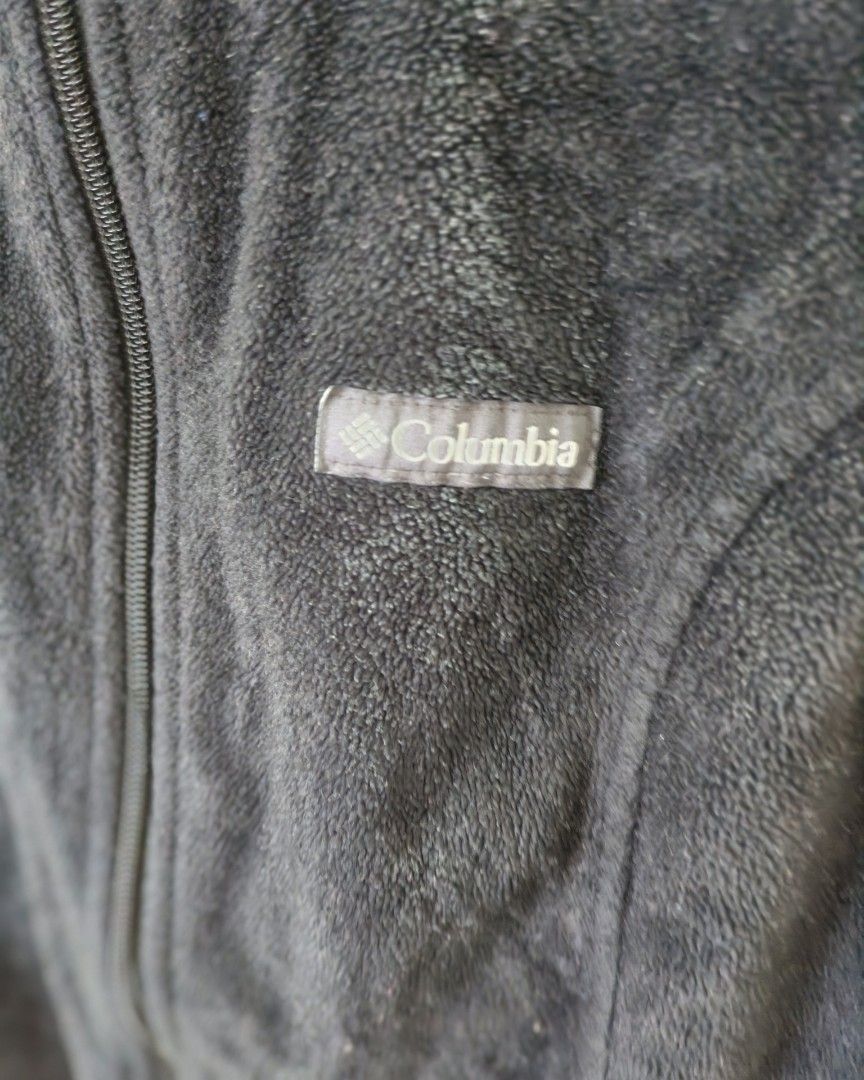 Columbia vest (Category: Coats, Jackets and Outerwear) located in Mandaluyong City. Submitted by fiercestorm.31 (Listing ID 1460335293, Image 2). Description: Columbia vest charcoal black color 20 w 25 l.
