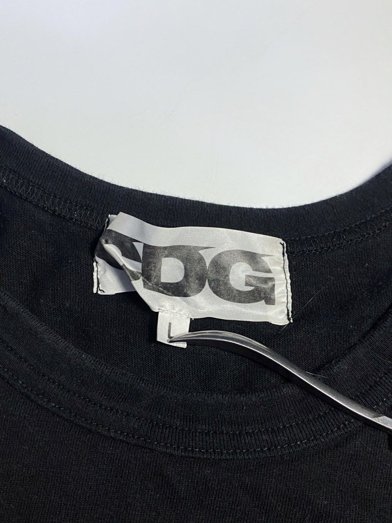 Comme des Garçons CDG pink Logo (Category: Tshirts & Polo Shirts ) located in Manila. Submitted by streetw1se.ph (Listing ID 1460398613, Image 3). Description: CDG pink logo shirt Width:20 Length:27 Shoulder:19 Sleeve length:8 Hem:20.5 (Measured in inches) -No issue -Good overall .