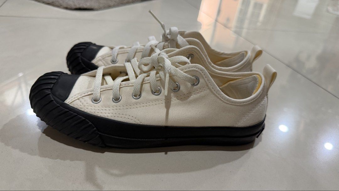 CONVERSE Big C Vintage White/Black (Category: Sneakers) located in Quezon City. Submitted by eavie.ong (Listing ID 1460379416, Image 3). Description: Size: US 4.5 (23.5cm).
