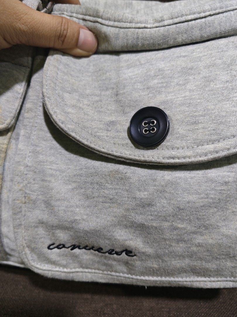 Converse med size shoulder bag (Category: Shoulder Bags) located in Pili. Submitted by zaneombao03491 (Listing ID 1460423502, Image 2). Description: .