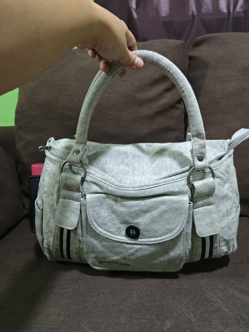 Converse med size shoulder bag (Category: Shoulder Bags) located in Pili. Submitted by zaneombao03491 (Listing ID 1460423502, Image 1). Description: .