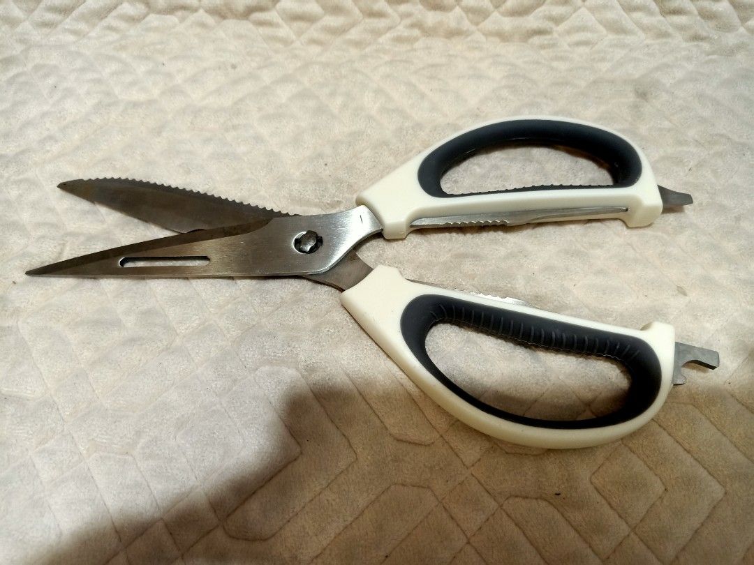 Cookcell scissors (Category: Cookware & Accessories) located in Pasig City. Submitted by urdal01 (Listing ID 1460455946, Image 3). Description: goodcondtion/surplus sharp.