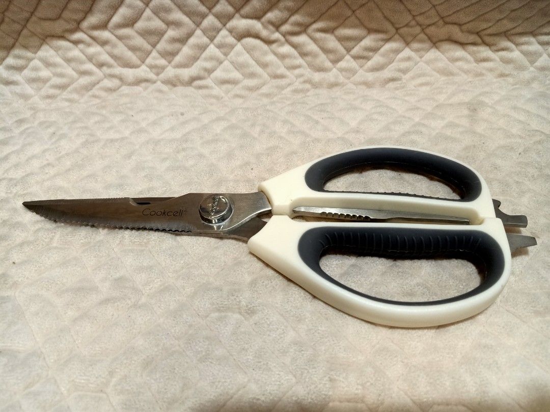 Cookcell scissors (Category: Cookware & Accessories) located in Pasig City. Submitted by urdal01 (Listing ID 1460455946, Image 1). Description: goodcondtion/surplus sharp.