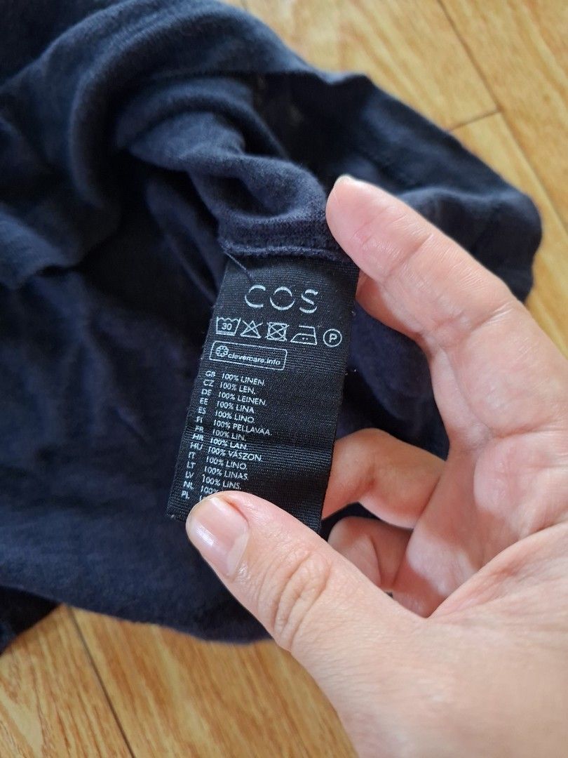COS relaxed/oversized t-shirt - DARK BLUE (Category: Shirts) located in Abucay. Submitted by petiteprettyboutiquev2 (Listing ID 1460339985, Image 2). Description: S in size but fits M✨️ 📍COS oversized shirt featuring dropped shoulders, wide sleeves, and a scoop neckline✨️ + SF(J&T).