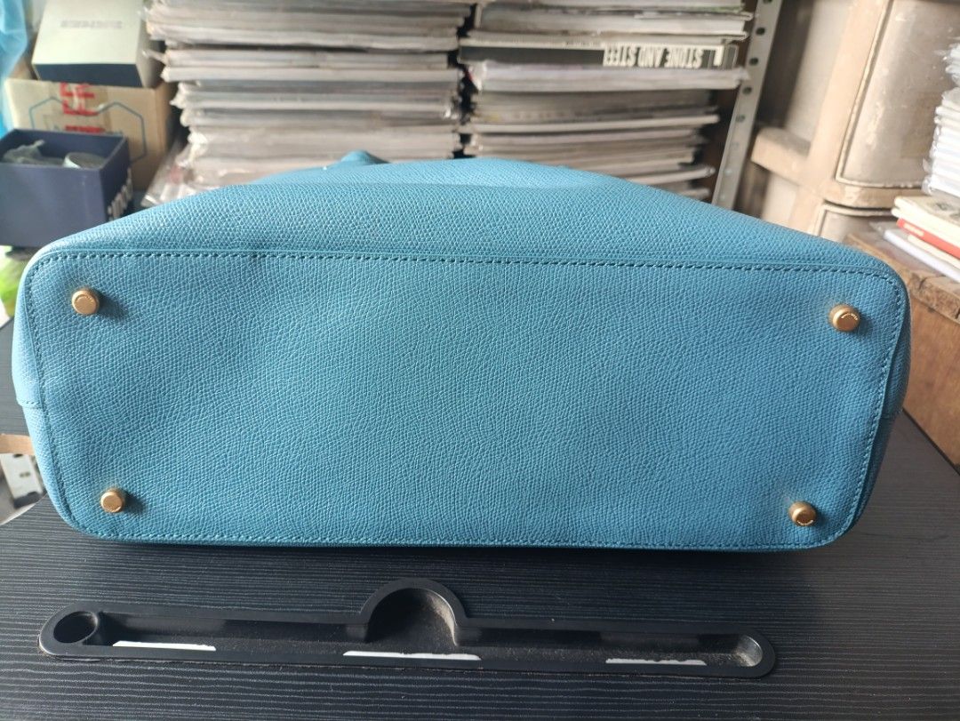 COURONNE TOTE BAG TEAL (Category: Shoulder Bags) located in Quezon City. Submitted by collectandselect (Listing ID 1460366181, Image 2). Description: COURONNE TOTE BAG TEAL LEATHER ⚠️FIRM PRICE! Lowballing Offers will be Ignored! ⚠️These are OLD PRE-LOVED ITEMS! So Please Manage your Expectations! ⚠️Expect Creases Due to Age and Storage! ⚠️1st TO PAY GETS THE ITEM(S)! ⚠️ I HAVE THE RIGHT TO CHOOSE MY BUYER(S) AT MY CONVENIENCE! ⚠️WHAT YOU SEE, IS