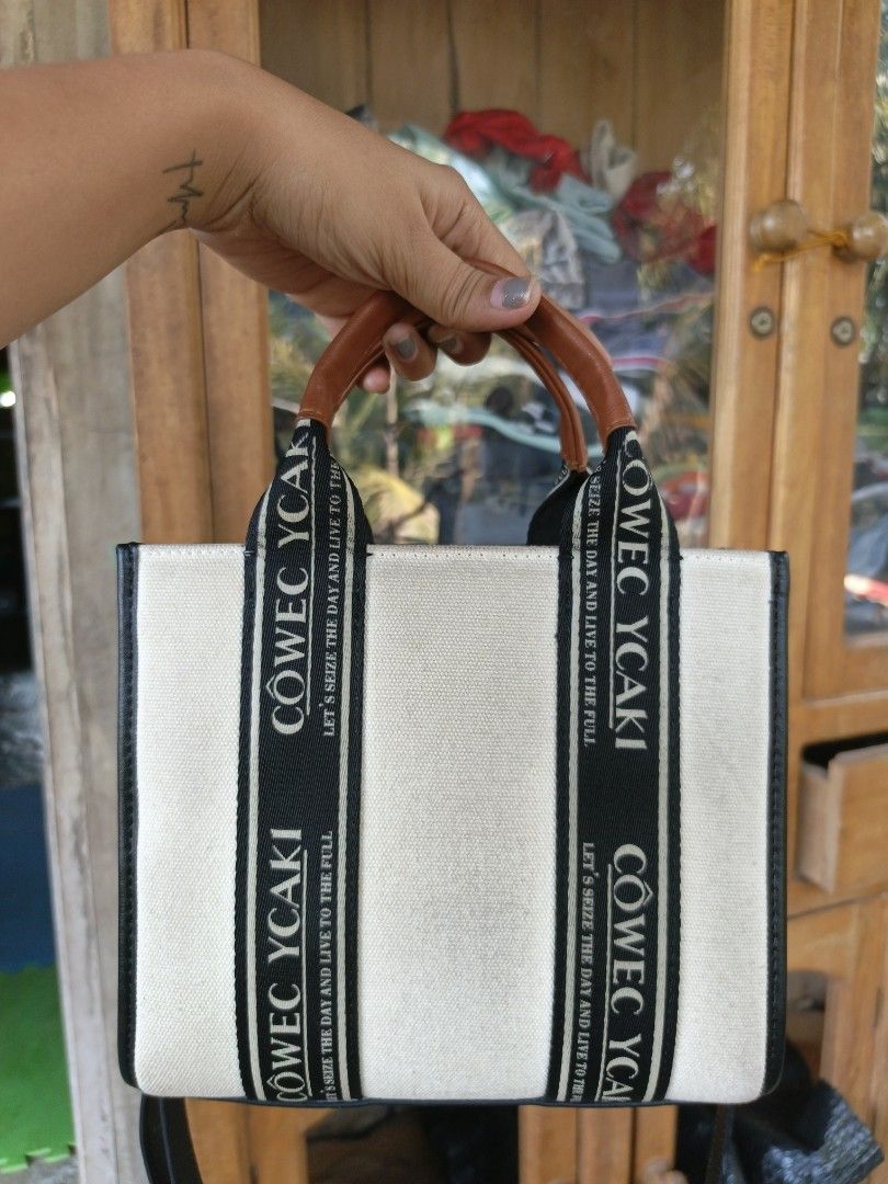 Cowed ycaki sling (Category: Cross-body Bags) located in Manila. Submitted by ukay-ukaybylyn (Listing ID 1460308709, Image 2). Description: excellent condition💯 maharlika yan 🙂.