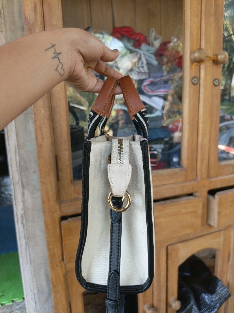 Cowed ycaki sling (Category: Cross-body Bags) located in Manila. Submitted by ukay-ukaybylyn (Listing ID 1460308709, Image 3). Description: excellent condition💯 maharlika yan 🙂.