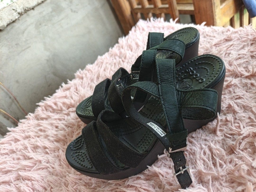 Crocs black sandal 37 (Category: Flats & Sandals) located in Manila. Submitted by ukay-ukaybylyn (Listing ID 1460326056, Image 1). Description: excellent condition💯 diko nagagamit di kasi ako nag heheels size 37 to 37.5.