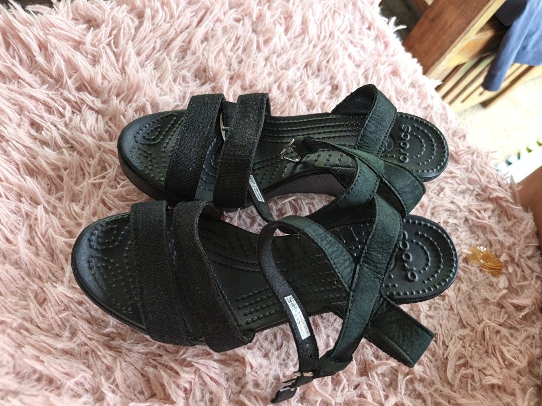 Crocs black sandal 37 (Category: Flats & Sandals) located in Manila. Submitted by ukay-ukaybylyn (Listing ID 1460326056, Image 2). Description: excellent condition💯 diko nagagamit di kasi ako nag heheels size 37 to 37.5.