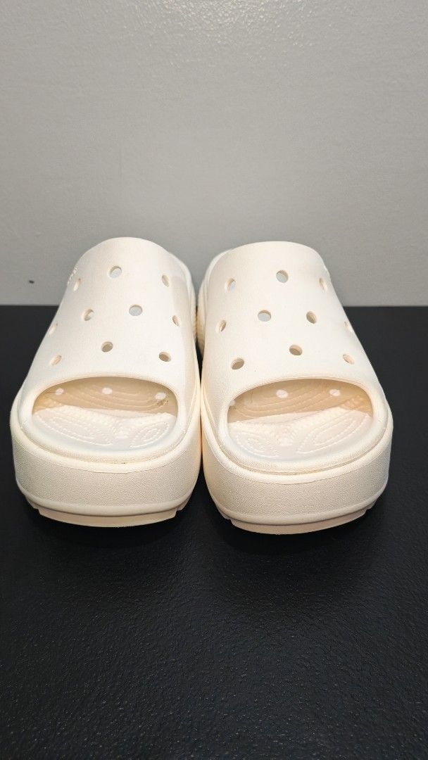 Crocs Platform Stomp (Category: Slippers and slides) located in Manila. Submitted by chubbychic553 (Listing ID 1460474454, Image 1). Description: PRELOVED CROCS legit original size: uk7 us9 color: white Php 1800 flaw discoloration on footbed (pinkish 😆😆) mode of payment gcash BDO paymaya location Tayuman Manila shipping via LBC, J&T or lalamove no cod no cop can do video call for legitimacy .