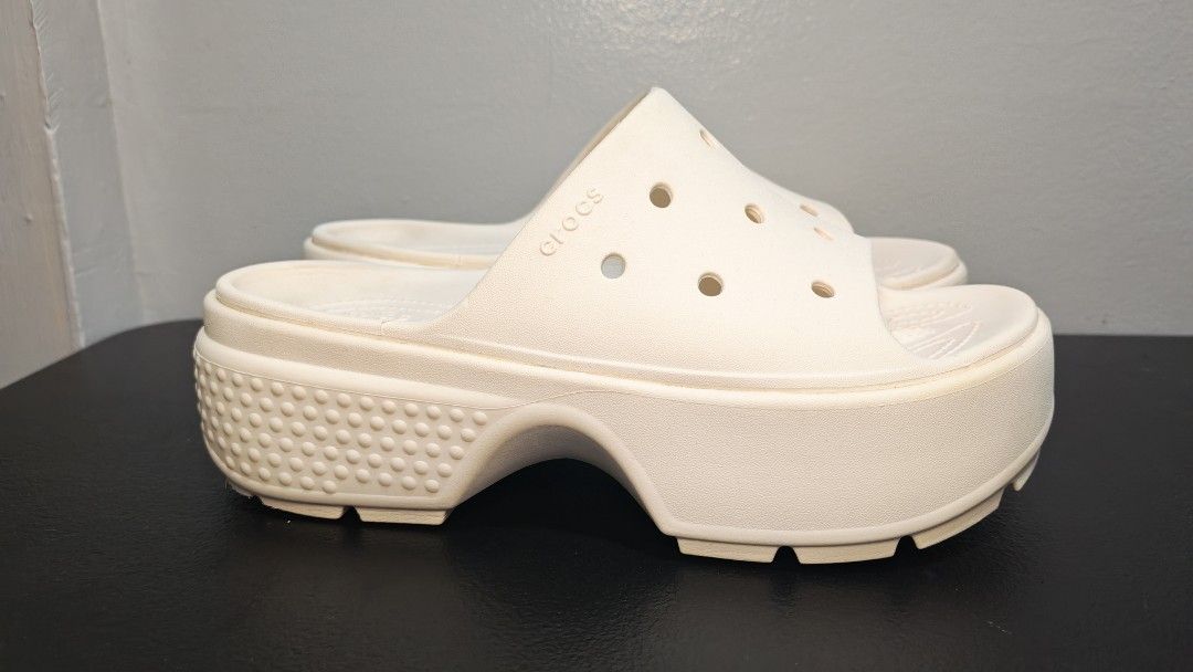 Crocs Platform Stomp (Category: Slippers and slides) located in Manila. Submitted by chubbychic553 (Listing ID 1460474454, Image 3). Description: PRELOVED CROCS legit original size: uk7 us9 color: white Php 1800 flaw discoloration on footbed (pinkish 😆😆) mode of payment gcash BDO paymaya location Tayuman Manila shipping via LBC, J&T or lalamove no cod no cop can do video call for legitimacy .
