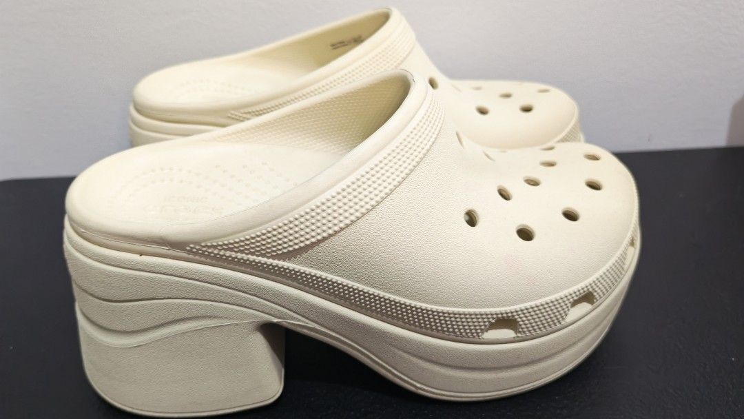 Crocs Siren Clogs US9 (Category: Sandals) located in Manila. Submitted by chubbychic553 (Listing ID 1460473764, Image 3). Description: Preloved crocs legit original size us9 uk7 color bone flaw few color discoloration php 1800 mode of payment gcash BDO paymaya location Tayuman Manila shipping via LBC, J&T or lalamove no cod no cop can do video call for legitimacy .