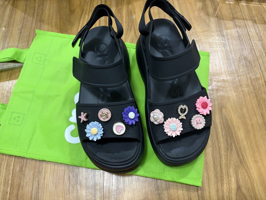 Crocs Soho Y Strap Sandal in Black (Category: Wedges) located in Santa Rosa. Submitted by collectiblesitems.ph (Listing ID 1460423128, Image 1). Description: Free na yung Jibits. Unused. Size: 23cm W6. No flaws with tote bag. .