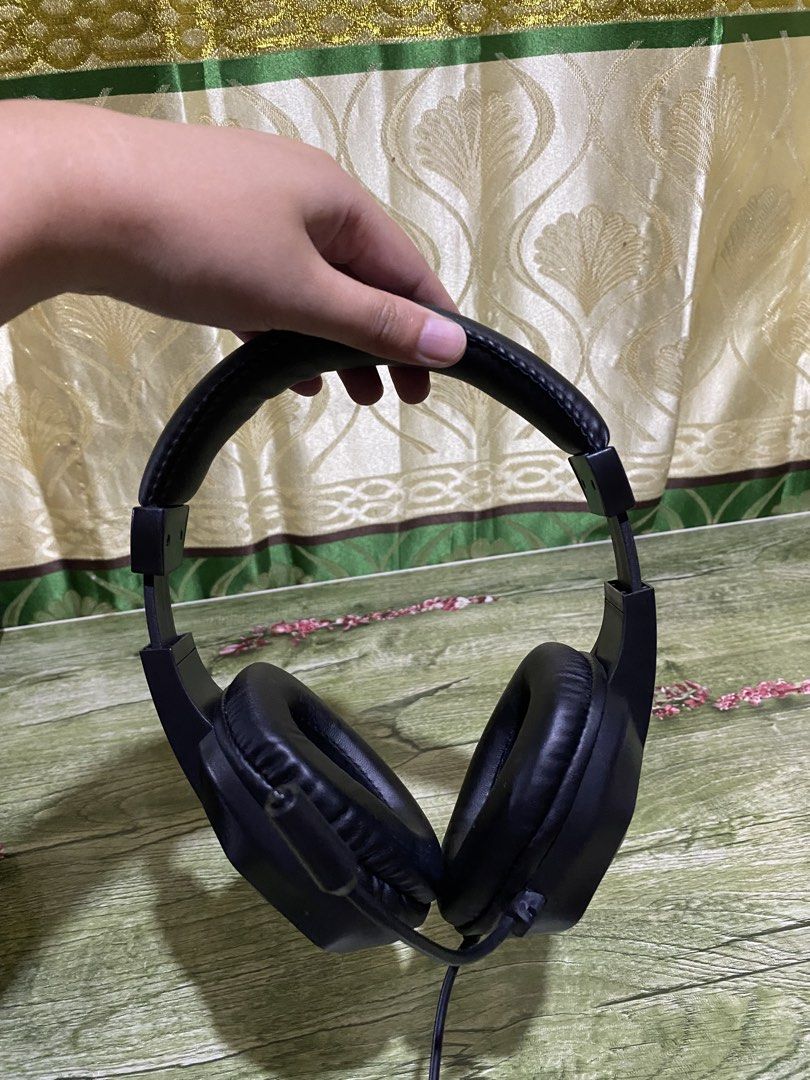 Crown CMH-820 Hybrid Wired Gaming Headset (Category: Headphones & Headsets) located in San Carlos City. Submitted by roseee_012 (Listing ID 1460447122, Image 2). Description: - Crown CMH-820 Hybrid Wired Gaming Headset - High-quality virtual sound for immersive gaming and music - LED lighting effect - Easy plug-and-play setup - Convenient in-line volume control - Powerful 40mm speaker diameter for rich audio - Generous 1.8m cable length for freed