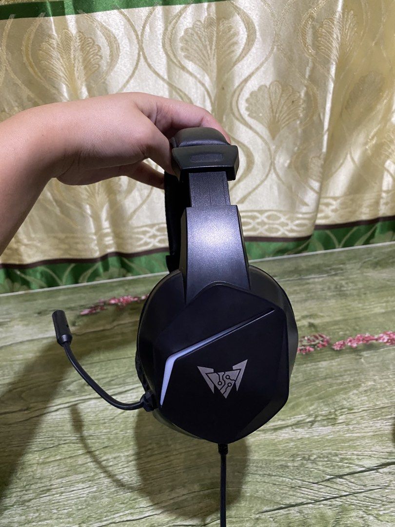 Crown CMH-820 Hybrid Wired Gaming Headset (Category: Headphones & Headsets) located in San Carlos City. Submitted by roseee_012 (Listing ID 1460447122, Image 3). Description: - Crown CMH-820 Hybrid Wired Gaming Headset - High-quality virtual sound for immersive gaming and music - LED lighting effect - Easy plug-and-play setup - Convenient in-line volume control - Powerful 40mm speaker diameter for rich audio - Generous 1.8m cable length for freed