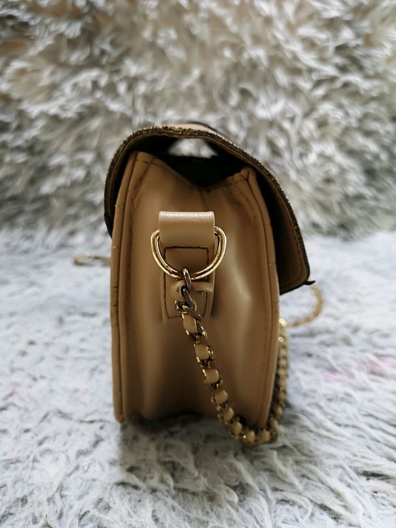 Dark Beige Smooth Leather Chain Bag (Category: Cross-body Bags) located in Santa Cruz. Submitted by jmy_surplus.2 (Listing ID 1460454723, Image 2). Description: Size ; L - 7 W - 9.4 Color ; Dark beige Type ; Crossbody bag Brand ; No brand Material ; Leather Style ; Dark beige Leather Crossbody Bag LR 169 JMY 5 Batch #218.