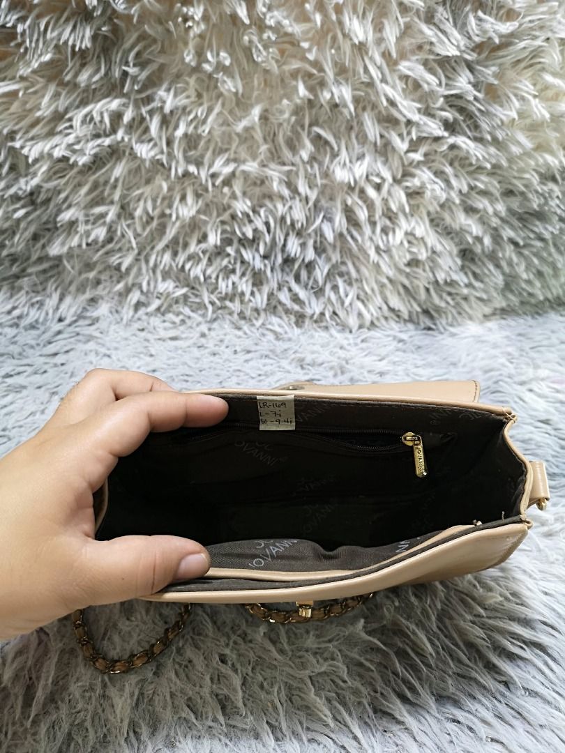 Dark Beige Smooth Leather Chain Bag (Category: Cross-body Bags) located in Santa Cruz. Submitted by jmy_surplus.2 (Listing ID 1460454723, Image 3). Description: Size ; L - 7 W - 9.4 Color ; Dark beige Type ; Crossbody bag Brand ; No brand Material ; Leather Style ; Dark beige Leather Crossbody Bag LR 169 JMY 5 Batch #218.