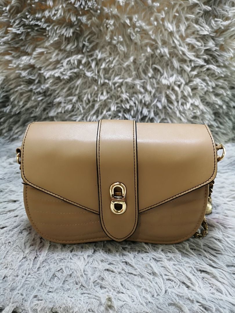 Dark Beige Smooth Leather Chain Bag (Category: Cross-body Bags) located in Santa Cruz. Submitted by jmy_surplus.2 (Listing ID 1460454723, Image 1). Description: Size ; L - 7 W - 9.4 Color ; Dark beige Type ; Crossbody bag Brand ; No brand Material ; Leather Style ; Dark beige Leather Crossbody Bag LR 169 JMY 5 Batch #218.