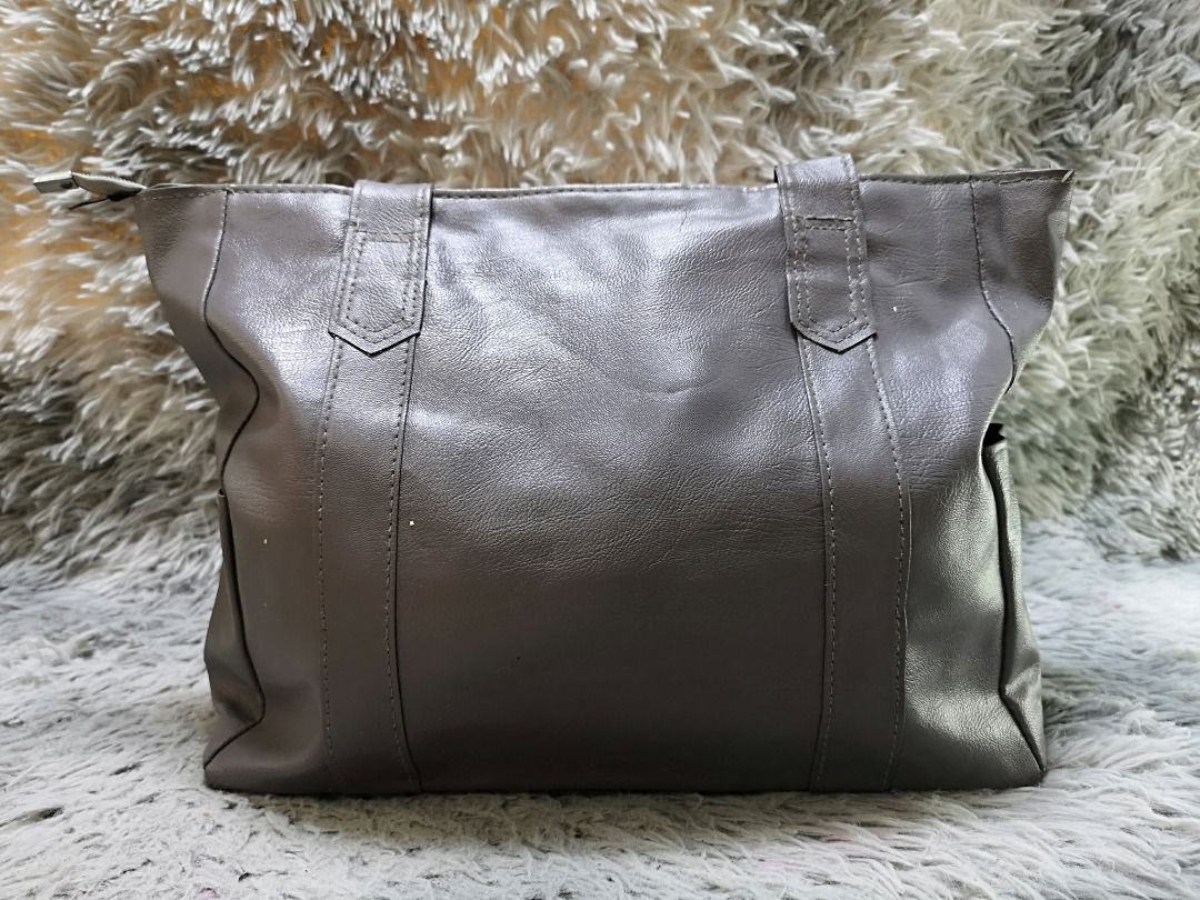 Dark Grey leather Shoulder Bag (Category: Shoulder Bags) located in Santa Cruz. Submitted by jmy_surplus.2 (Listing ID 1460450280, Image 3). Description: Size ; L - 11 W - 15 Color ; Dark Grey Type ; Shoulder Bag Brand ; No brand Material ; Leather Style ; Dark Grey Leather Zipper Closure Shoulder bag LR 169 JMY 5 Batch #218.