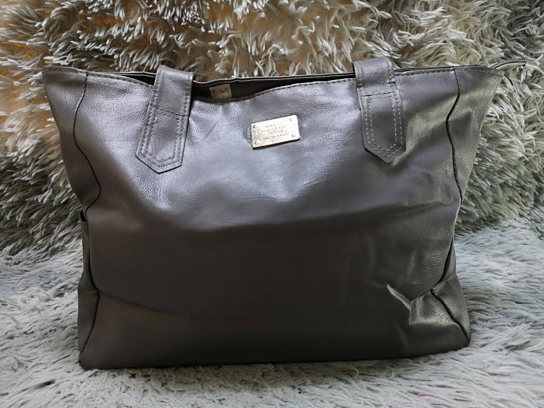 Dark Grey leather Shoulder Bag (Category: Shoulder Bags) located in Santa Cruz. Submitted by jmy_surplus.2 (Listing ID 1460450280, Image 1). Description: Size ; L - 11 W - 15 Color ; Dark Grey Type ; Shoulder Bag Brand ; No brand Material ; Leather Style ; Dark Grey Leather Zipper Closure Shoulder bag LR 169 JMY 5 Batch #218.