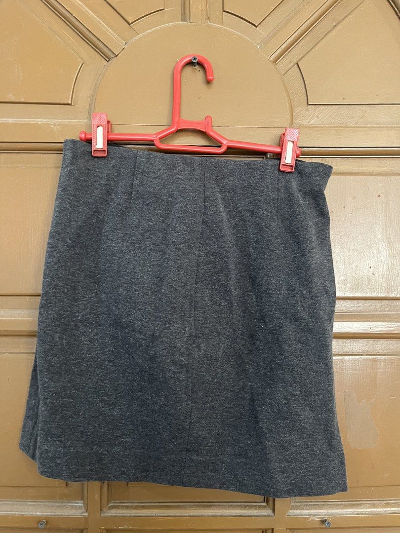 Dark Grey Mini Skirt (Category: Skirts) located in Manila. Submitted by ellesmr122 (Listing ID 1460323553, Image 1). Description: - Dark grey mini skirt - Simple and versatile design - Comfortable fabric - Great for casual wear or dressing up - Easy to pair with various tops - Ideal for everyday outfits.