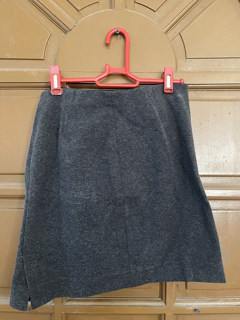 Dark Grey Mini Skirt (Category: Skirts) located in Manila. Submitted by ellesmr122 (Listing ID 1460323553, Image 2). Description: - Dark grey mini skirt - Simple and versatile design - Comfortable fabric - Great for casual wear or dressing up - Easy to pair with various tops - Ideal for everyday outfits.