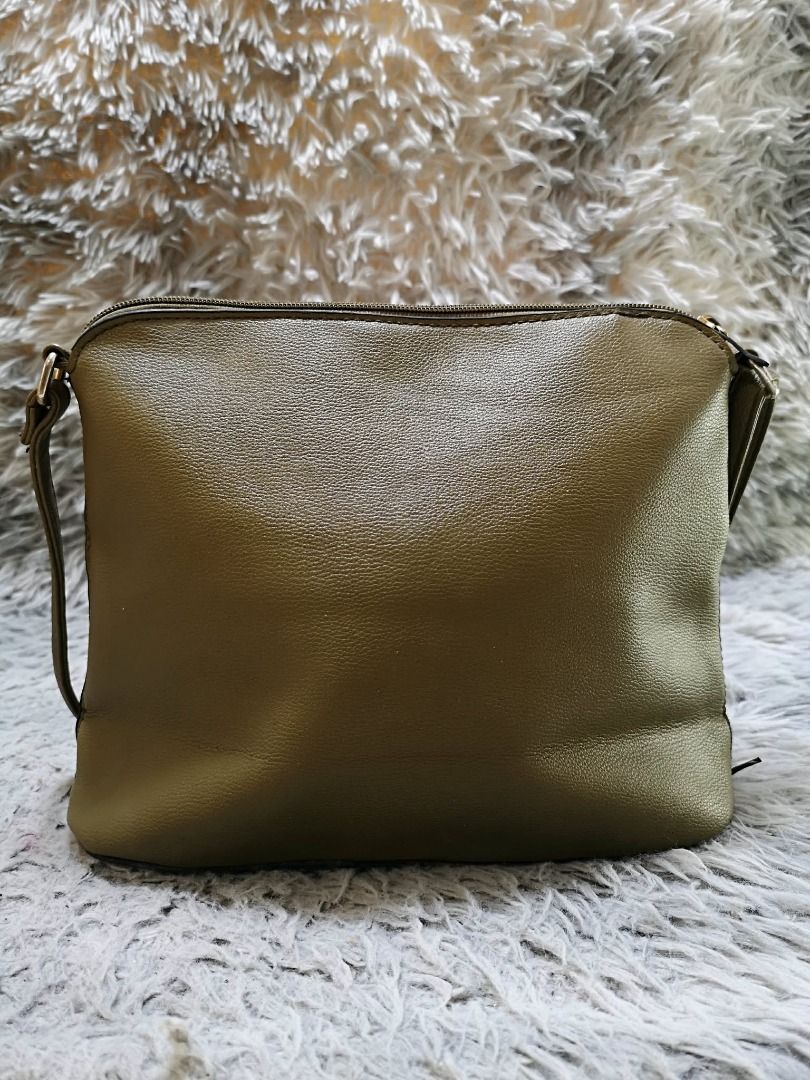 Dark Olive leather Crossbody Bag (Category: Cross-body Bags) located in Santa Cruz. Submitted by jmy_surplus.2 (Listing ID 1460451737, Image 2). Description: Size ; L - 8.4 W - 12 Color ; Dark Olive Type ; Crossbody Bag Brand ; No brand Material ; Leather Style ; Zipper Closure Leather Crossbody Bag LR 169 JMY 5 Batch #218.