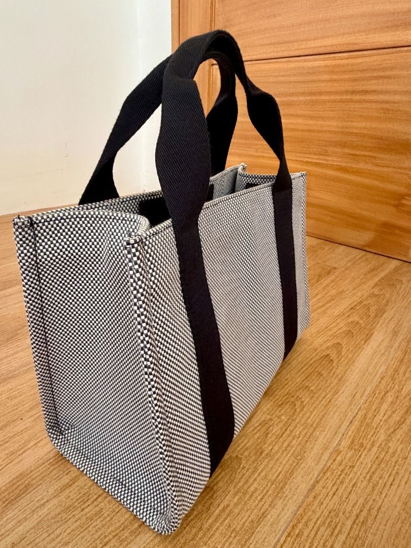 Decluttering : Lululemon Two-Tone Canvas Tote Bag 4.5L (Category: Luxury Bags & Wallets) located in Caloocan City. Submitted by swiftgem.2e0efc (Listing ID 1460373454, Image 2). Description: almost new Free shipping.