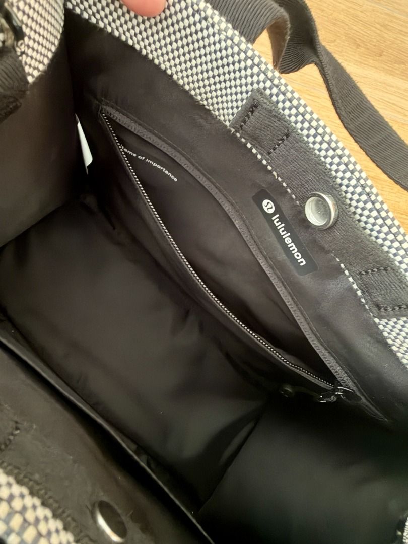 Decluttering : Lululemon Two-Tone Canvas Tote Bag 4.5L (Category: Luxury Bags & Wallets) located in Caloocan City. Submitted by swiftgem.2e0efc (Listing ID 1460373454, Image 3). Description: almost new Free shipping.