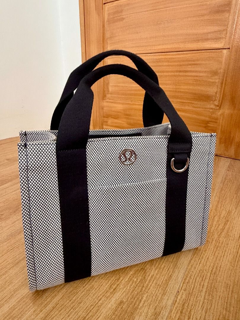 Decluttering : Lululemon Two-Tone Canvas Tote Bag 4.5L (Category: Luxury Bags & Wallets) located in Caloocan City. Submitted by swiftgem.2e0efc (Listing ID 1460373454, Image 1). Description: almost new Free shipping.