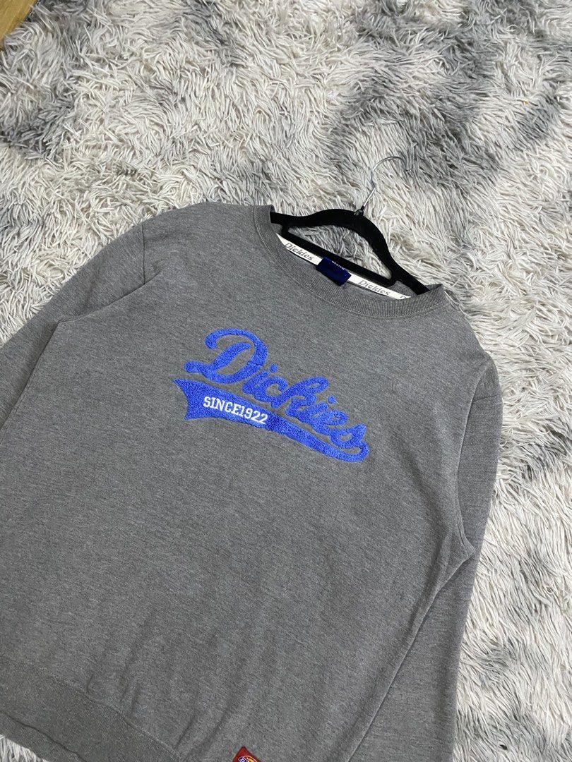 Dickies Sweater (Category: Coats, Jackets and Outerwear) located in Manila. Submitted by kurtmnla (Listing ID 1460473163, Image 2). Description: Dickies Sweater Size M fit/ Unisex Dimes 22x26 Good condition/ No issue 📍Quezon city.