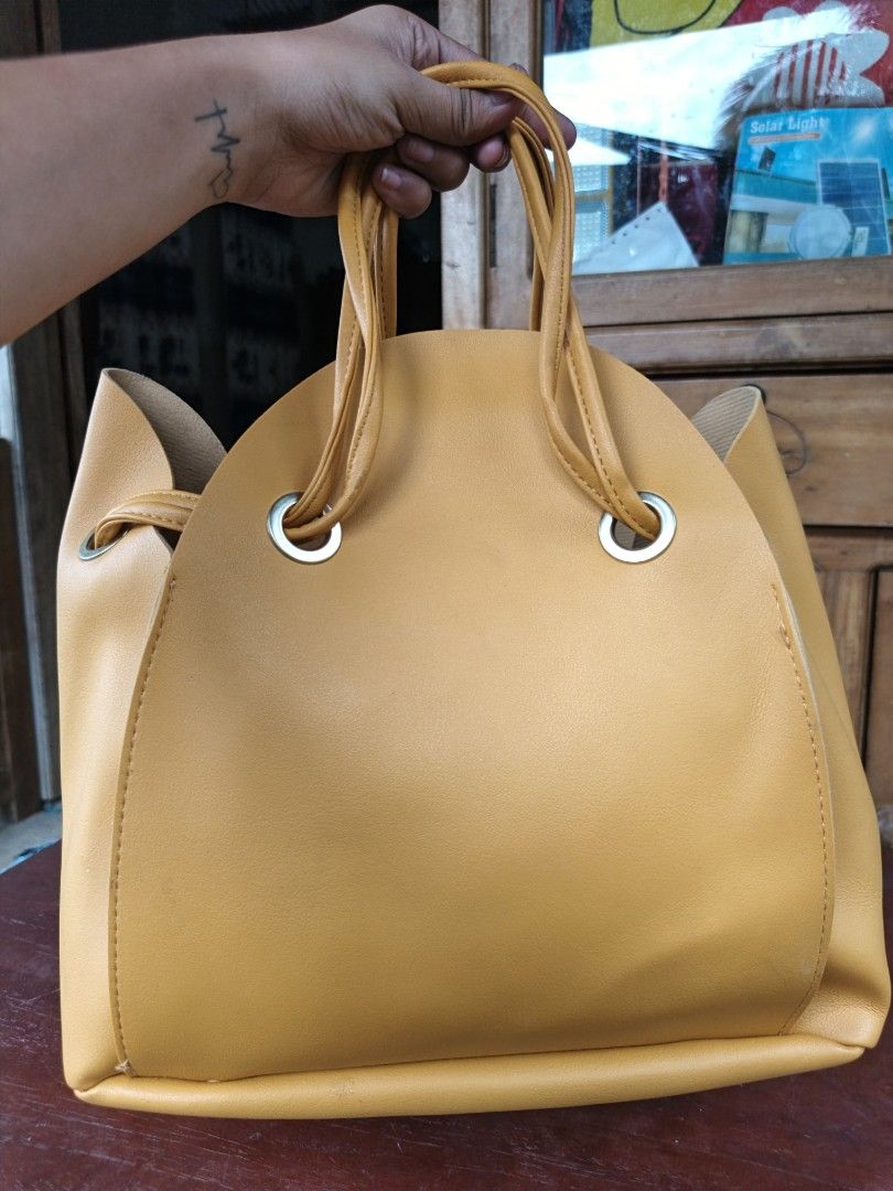 Disney hand/shoulder bag (Category: Shoulder Bags) located in Manila. Submitted by ukay-ukaybylyn (Listing ID 1460309504, Image 2). Description: good condition💯 medium size super ganda neto in actual matibay din kasi leather sya.