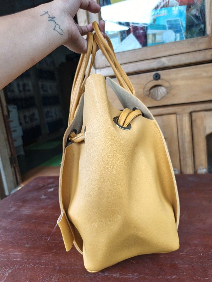 Disney hand/shoulder bag (Category: Shoulder Bags) located in Manila. Submitted by ukay-ukaybylyn (Listing ID 1460309504, Image 3). Description: good condition💯 medium size super ganda neto in actual matibay din kasi leather sya.