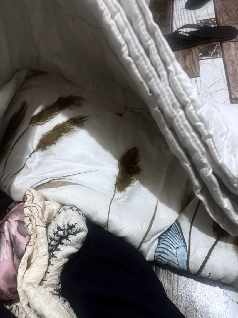 Double size bed comforter (Category: Bedding & Towels) located in Manila. Submitted by ginetedw46 (Listing ID 1460468899, Image 2). Description: Good quality comforter .