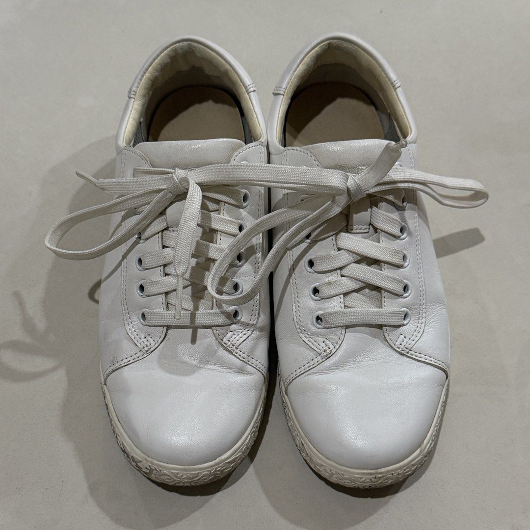 DR KONG White Sneakers (Category: Sneakers) located in Quezon City. Submitted by eavie.ong (Listing ID 1460380173, Image 1). Description: .