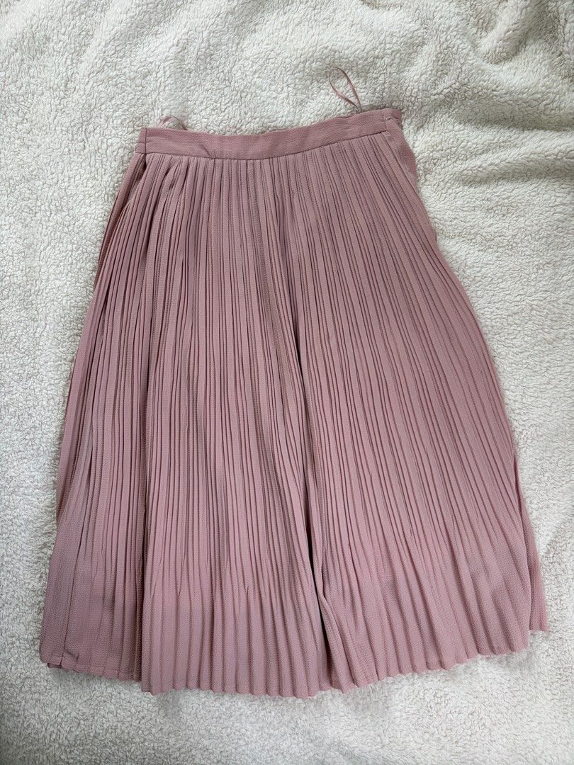 Dusty Rose Pleated Midi Skirt (Category: Skirts) located in Calamba. Submitted by altheyanna (Listing ID 1460329700, Image 1). Description: - Dusty rose midi skirt - Fine pleats - Comfortable elasticated waistband - Perfect for spring and summer - Easy to style with various tops and blouses - Dress up or down.