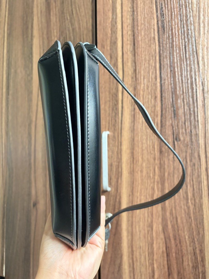 Eclater leather shoulder / sling bag in black (Category: Luxury Bags & Wallets) located in Carles. Submitted by stefunnnny (Listing ID 1460323658, Image 3). Description: Selling this bèaut. Used 2x only, and still looks new. No any issue. So so nice pa. Smooth finish leather and suede inside. Very high quality bag. Bought on their website for 7k+++. It comes with 2-removable strap. 1 shoulder strap 1 sling strap RFS: Natatambak lang siya..